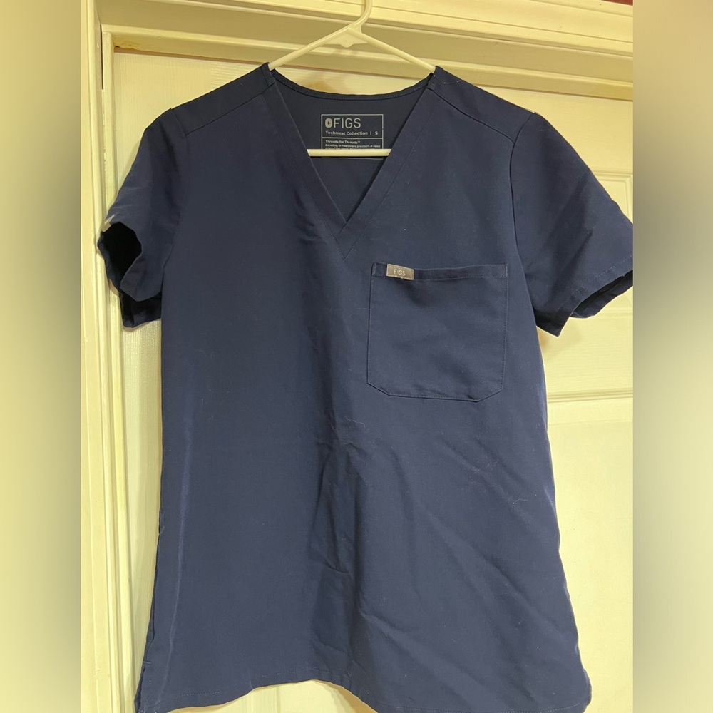 Used figs technical collection scrub top size small